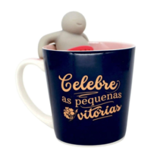 CANECA COM INFUSOR DE CHÁ - CELEBRE AS PEQUENAS VITÓRIAS